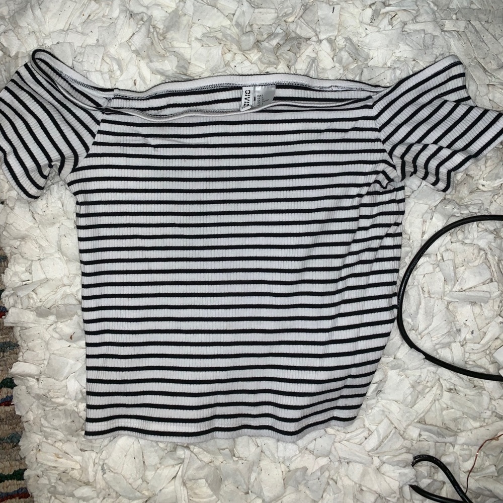 💥3/$15 Dvided Off the shoulder crop top